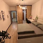 Apartment, 2x Free Garage, 10 Mins To Centre ברטיסלאבה