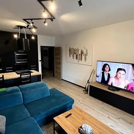 Apartment, 2x Free Garage, 10 Mins To Centre Bratislava