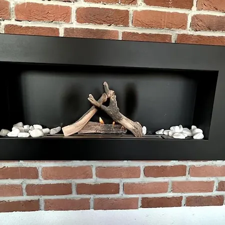 Apartment, 2x Free Garage, 10 Mins To Centre *