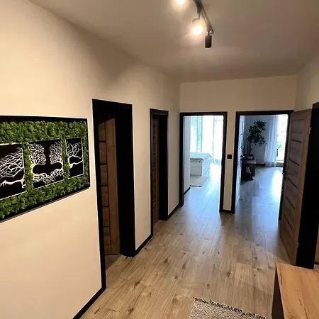 Апартаменти Lake Apartment, 2x Free Garage, 10 Mins To Centre *