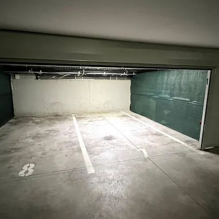 Lejlighed Apartment, 2x Free Garage, 10 Mins To Centre