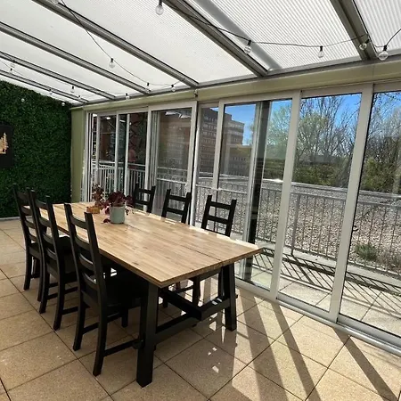 Apartment, 2x Free Garage, 10 Mins To Centre Апартаменты