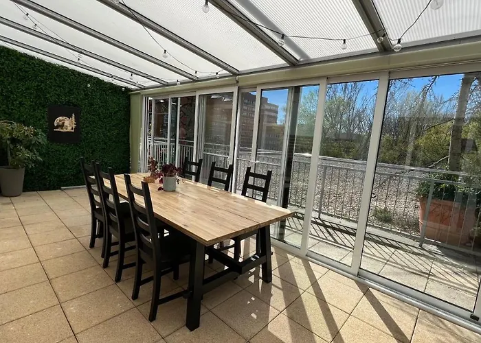 Apartment, 2x Free Garage, 10 Mins To Centre Apartament